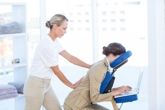 Como a massagem pode ser uma aliada do trabalho