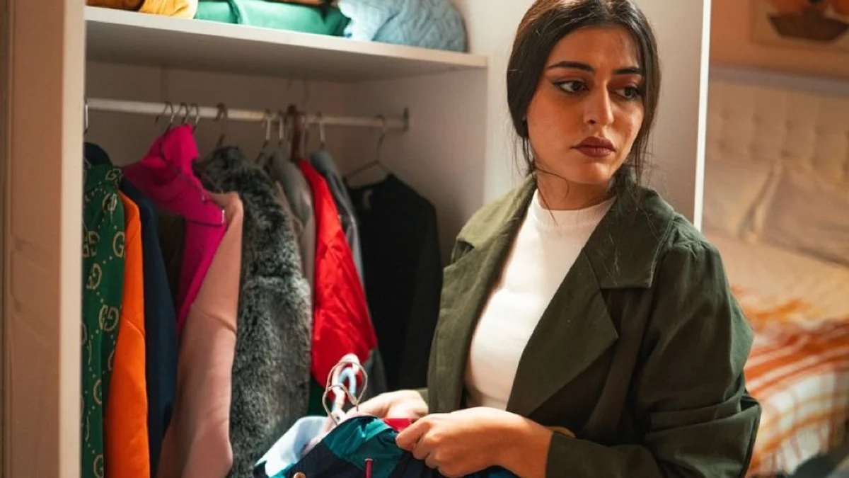 Como organizar as roupas no guarda-roupa de forma prática e funcional