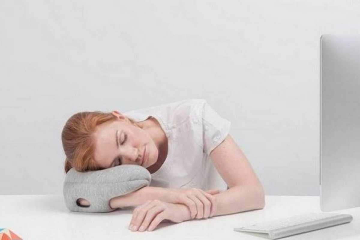 Travesseiro-Canguru Facilita Ainda Mais os Cochilos no Trabalho